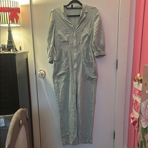 Universal Thread Green Jumpsuit with Collared Neckline and Fitted Waist